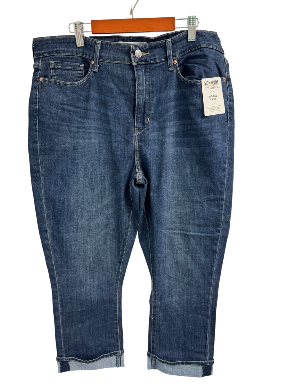Levi’s Signature Slim Mid Rise Capri Jeans in Dark Blue Denim 14